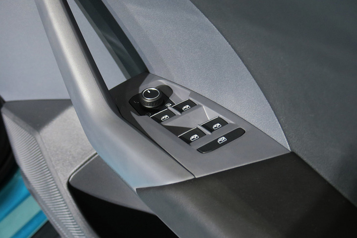 フォルクスワーゲンTクロスTSI 1stプラス（ドアコンソール）