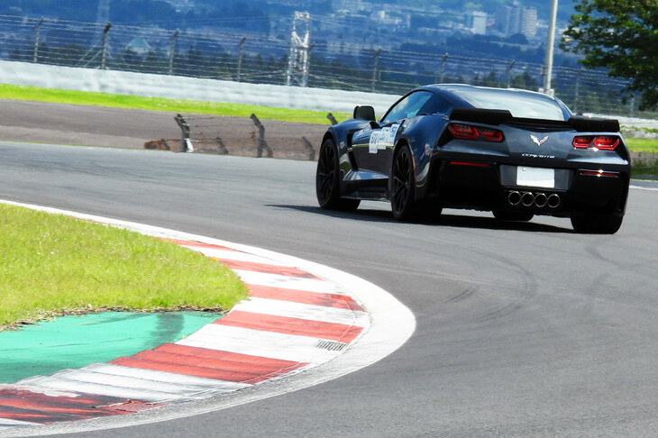 “C7”こと7代目の「シボレー・コルベット」。FR車ならではの大胆かつ伸びやかなフォルムと、極太の“センタークアッド”（センター4本出しマフラー）が、最高にカッコイイ。