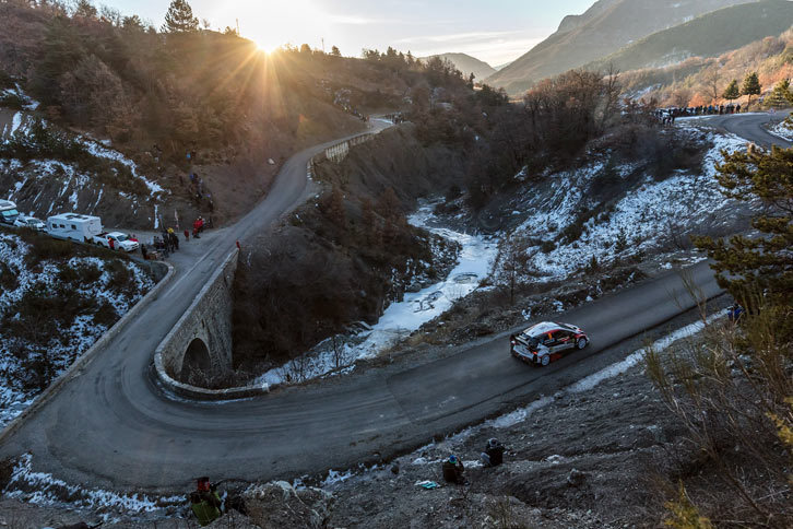 各ステージには夜明け前から多くのギャラリーが詰め掛け、思い思いのスタイルで観戦していた。