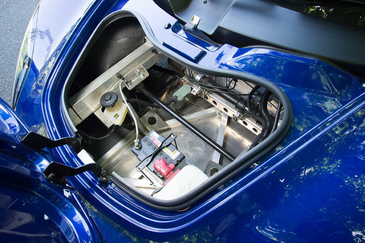 フロントフードの下はご覧の通り。多少のスペースはあるものの、収納としての利用は想定されていない。