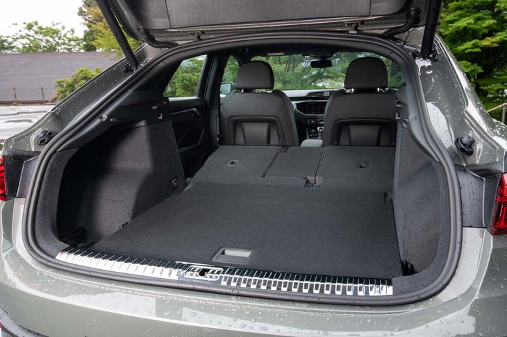 荷室の容量は「Q3」が530～1525リッターで、「Q3スポーツバック」（写真）が530～1400リッター。