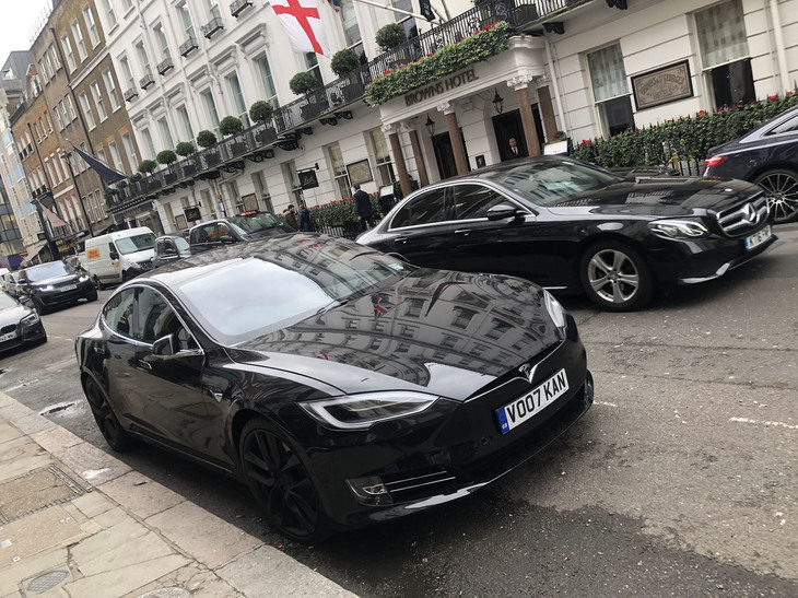 ロンドン・パディントン駅近くで。テスラにメルセデス……、この街でもはやプレミアムカーは、外国ブランドを意味するようになって久しい。