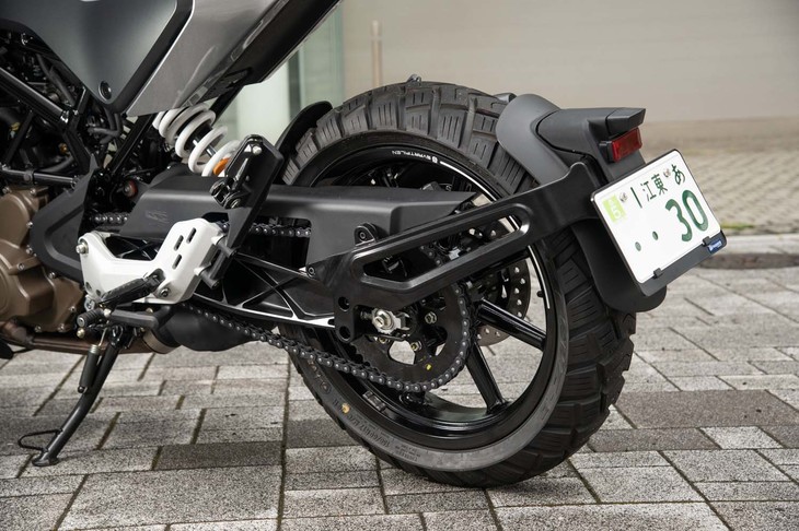 フローティング式のフェンダーが目を引くリアまわり。チェーンやスプロケットまでブラックで統一されている。