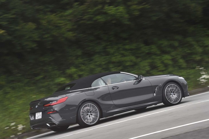 足まわりには、電子制御スタビライザーを装備。コーナーにおける横方向の傾きを軽減することで高速コーナリングを可能にするとともに、急な方向転換の際もレスポンスに優れたハンドリングを実現する。