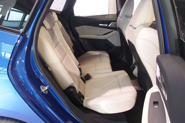 218dアクティブツアラーMスポーツ（リアシート）