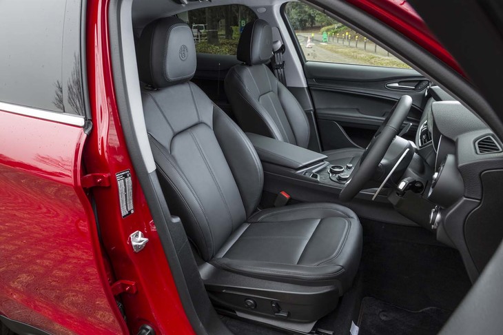 
	「ステルヴィオ2.2ターボ ディーゼルQ4」のシートは本革仕立て。6ウェイの電動調節機構とシートヒーターが標準で備わる。
	