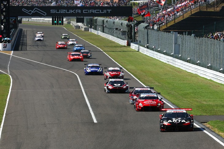 GT500クラスのスタートシーン。No.16 ARTA MUGEN NSX-GT（写真右下）はポールポジションからのスタートでレースを制した。