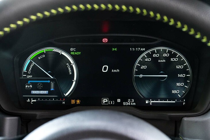 「スポーツEX」およびハイブリッド車の全グレードに搭載される、12.3インチの液晶メーター。ハイブリッド車にはパワーフローメーターなど、電動車向けの表示機能が備わる。