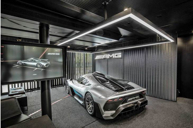 現在ドイツ・ミュンヘンのディーラーには「AMG ONE」の世界観を味わえる“The Future of Driving Performance”と名付けられたショールームも設置されている。
