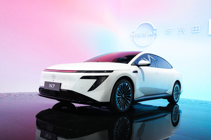 中国戦略車として2025年に発売されるセダンの「N7」。東風日産の新しいモジュラーアーキテクチャーを採用する初のモデルで、EVとプラグインハイブリッド車をラインナップする。中国で生産し、海外輸出も計画しているという。