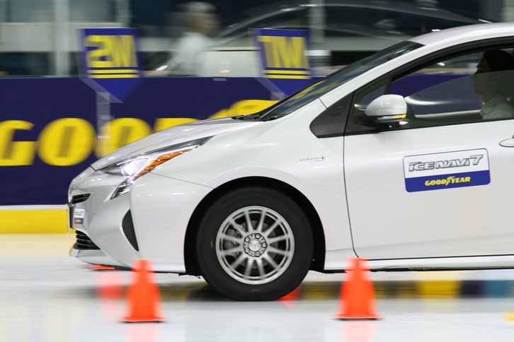 15km/hからのフルブレーキングテスト。「アイスナビ7」では、従来品と比べて氷上ブレーキ性能が7％向上している。