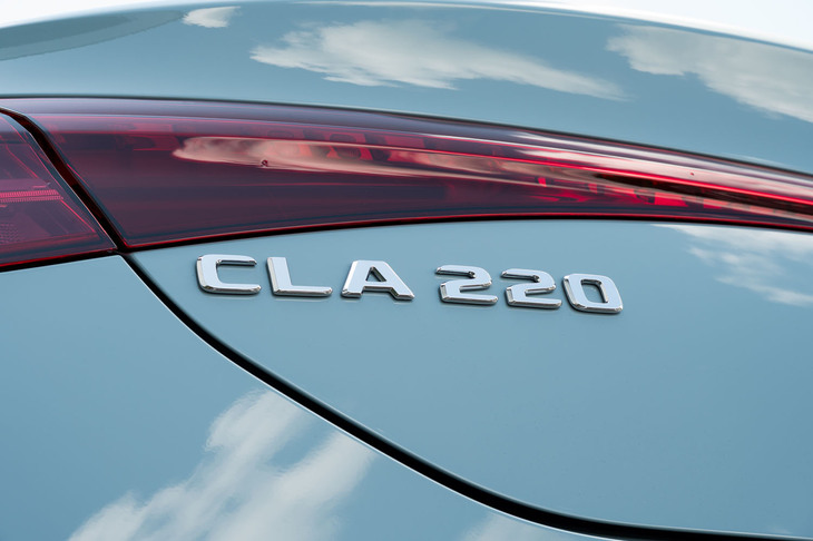 今回の試乗車は、ハイブリッドの上級グレード「CLA220」。ハイブリッド車についてはほかに、エンジンのアウトプットを抑えた「CLA180」がラインナップされる。