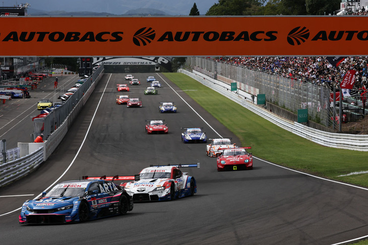 GT500クラスのスタートシーン。