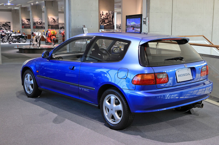 1991年に登場した5代目「シビック」だが、展示車は1993年製の「SiR II」。1.6リッターの直4 DOHC VTECエンジンを搭載した、高性能モデルだ。