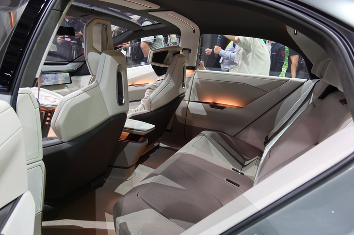 ほった「リアシートの居住性は、ちょっと厳しそうですか？」　
	清水「あくまでショーカーだから。市販版が出てこないとわからないよ」