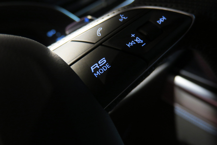 アウディRS Q8（「RSモード」のスイッチ）