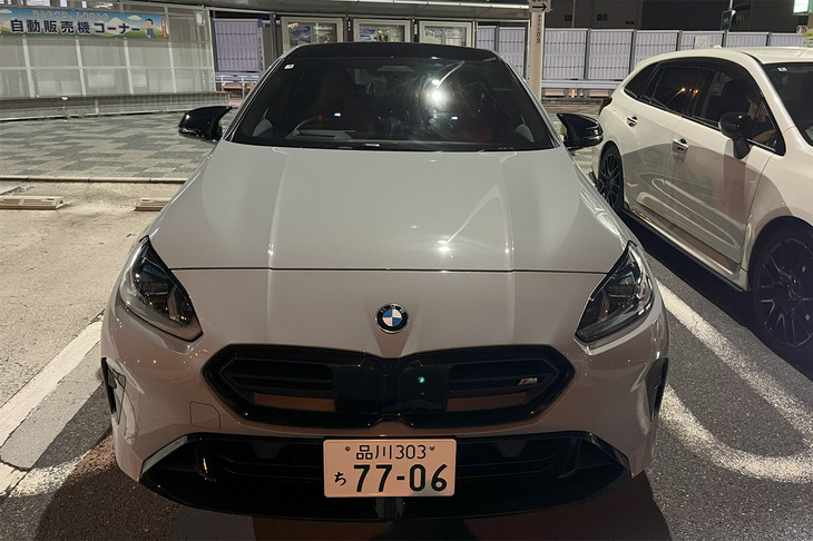 立体的なプレスラインを採用するBMWの象徴たるキドニーグリル。カーマニアはみんな微妙だって言うけど、「2シリーズ グランクーペ」はこのサツマイモみたいな形がダサカッコいい。BMWだけどダサカッコいいってところがツウっぽいと思う。