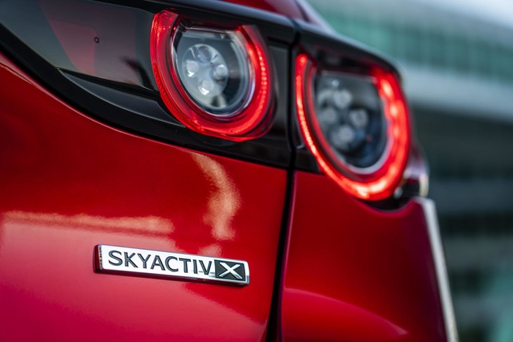 リアには「SKYACTIV X」のエンブレムが添えられる。この名は、スカイアクティブGとスカイアクティブDに次ぐ第3のスカイアクティブエンジンとして与えられた。