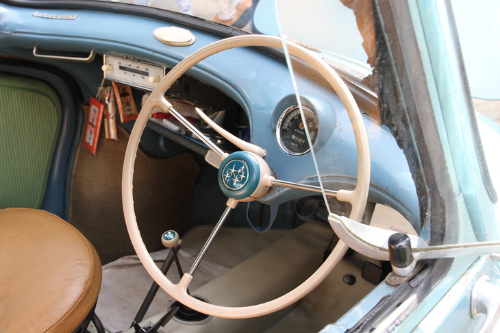 シンプルなインパネ。計器類はオドメーターを内蔵したスピードメーターだけである。ダッシュ下には、全幅にわたるトレイがある。