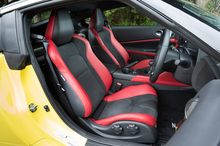 シートの基本構造は従来型から踏襲。表皮はベースグレードと「バージョンS」がファブリック。「バージョンT」「バージョンST」が本革とスエード調ファブリックのコンビタイプとなる。