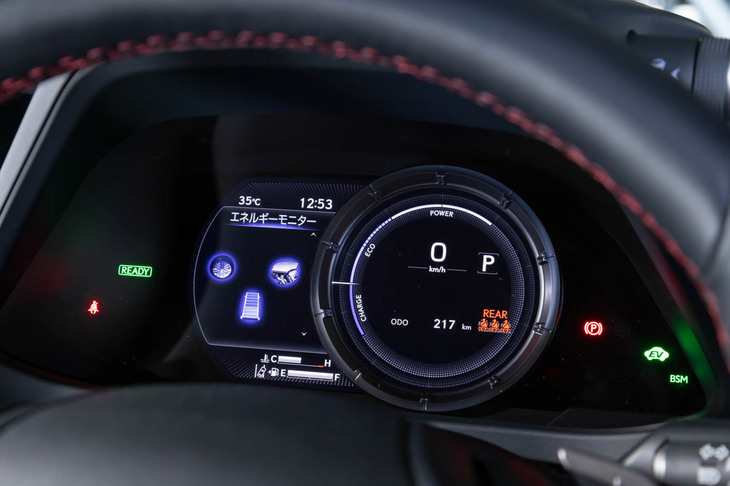 メーターパネルはセンターの一眼の中に液晶がレイアウトされる。スイッチ操作でシルバーのリングが動いて表示パターンが変わるギミックを備えている。