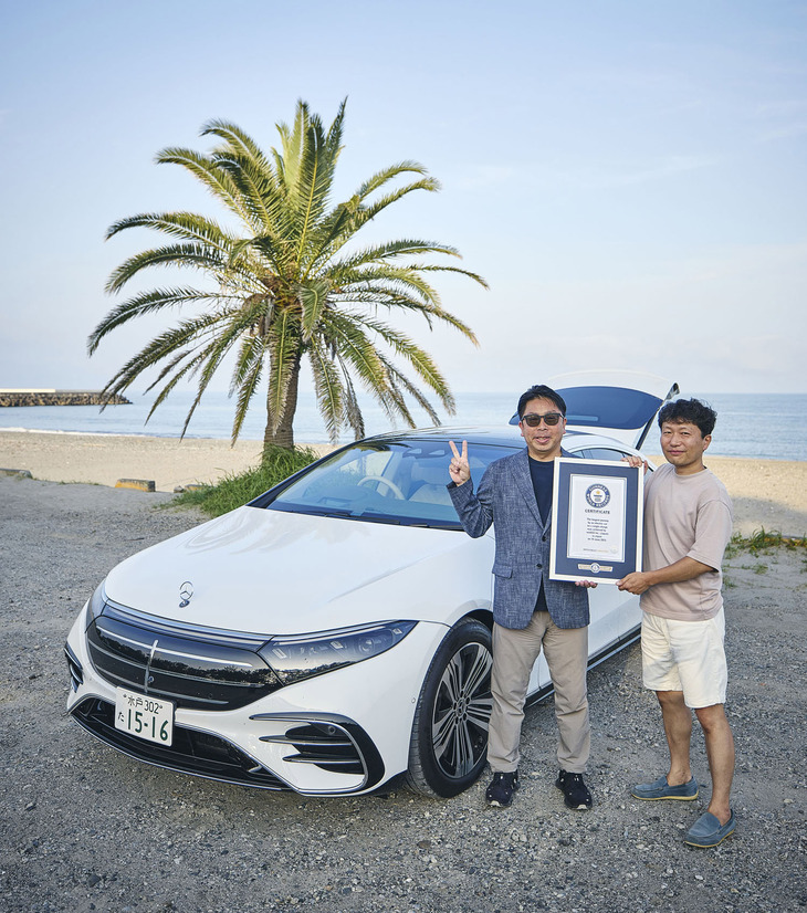 今回のチャレンジで主にステアリングを握った、モータージャーナリストの石井昌道さん（写真中央）と。福岡からスタートした無給電の旅は、静岡県内の海岸がゴールになりました。（関）