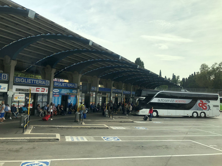 ローマのティブルティーナ・バスターミナル。イタリア国内はもとより東ヨーロッパなどへのバスも多く出ている。フィウミチーノ空港行き電車にも直結している。