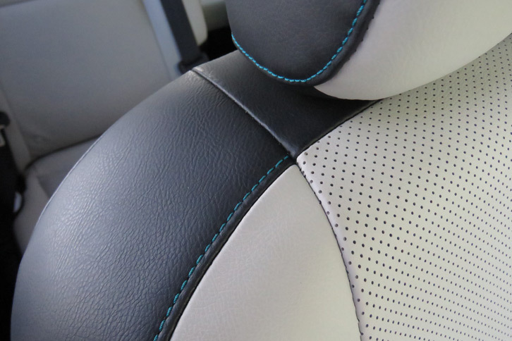 「セレナ ライダー“AUTECH 30th Anniversary”」には、青のステッチが施されたレザーシートが装備される。