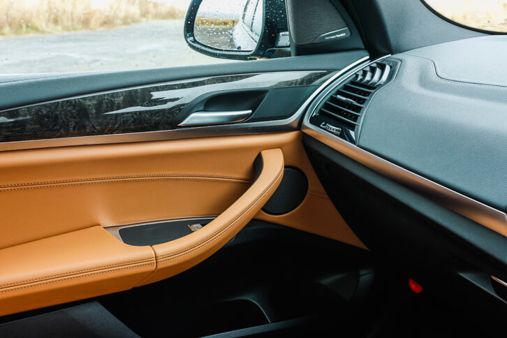 インサイドドアハンドル形状など、インテリアの細部にもクラフトマンシップが宿る。