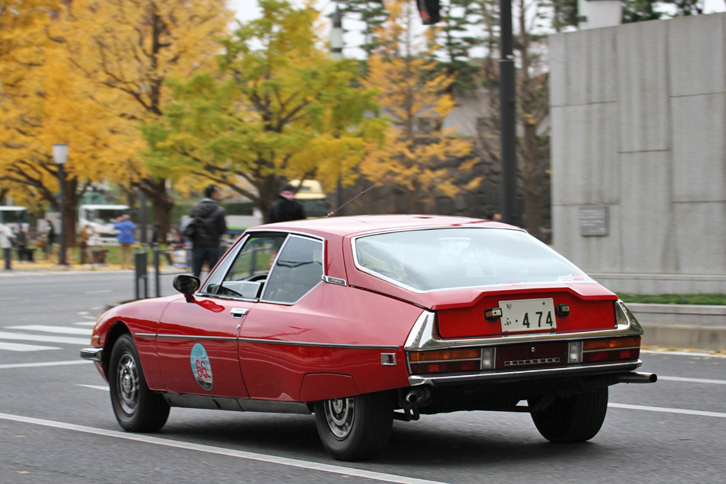 1970年の誕生から半世紀近くを経た今なお前衛的な姿の、1975年「シトロエンSM」。