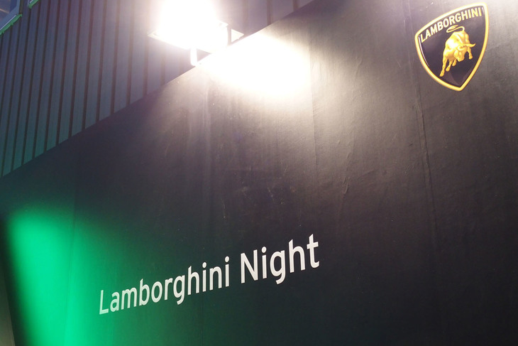 エントランスに掲げられた「Lamborghini Night」のロゴ。