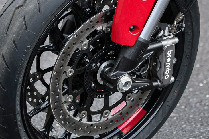ブレーキは、前がφ320mmのダブルディスクとラジアルマウントのモノブロック4ピストンキャリパーの組み合わせ。後ろがφ245mmのディスクと2ピストンキャリパーの組み合わせだ。
