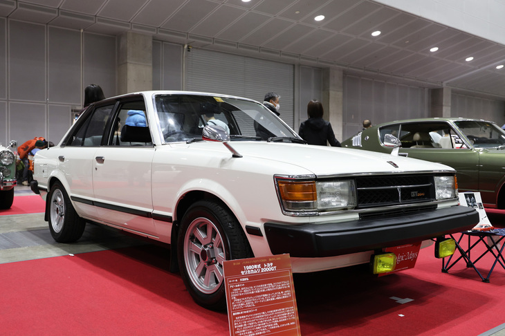 「選ばれし10台」の1台だった1980年「トヨタ・セリカ カムリ2000GT」。もともと「セリカ」とプラットフォームを共有していた2代目「カリーナ」をベースに、いわばセリカのサルーン版として登場した初代カムリのトップグレード。初代「ソアラ」用純正アルミホイールを履いている。