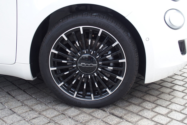 フィアット500eオープン（フロントホイール）