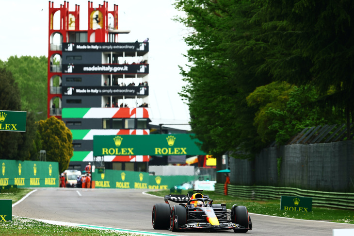 前半13戦で8勝し、80点差でチャンピオンシップをリードするレッドブルのマックス・フェルスタッペン。スプリントが行われた第4戦エミリア・ロマーニャGP（写真）では、一度に取れる最大ポイントとなる34点を獲得し、シーズン序盤のリタイアで取りこぼしたポイントを着実に取り返した。（Photo=Getty Images / Red Bull Content Pool）