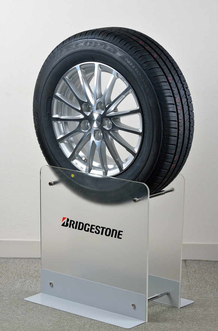 “ちゃんと買い”に対応した「ブリヂストンエコピアNH100 RV」。今回、試乗した195/65R15サイズは、タイヤラベリング制度で転がり抵抗「AA」、ウエットグリップ性能「b」を獲得している。