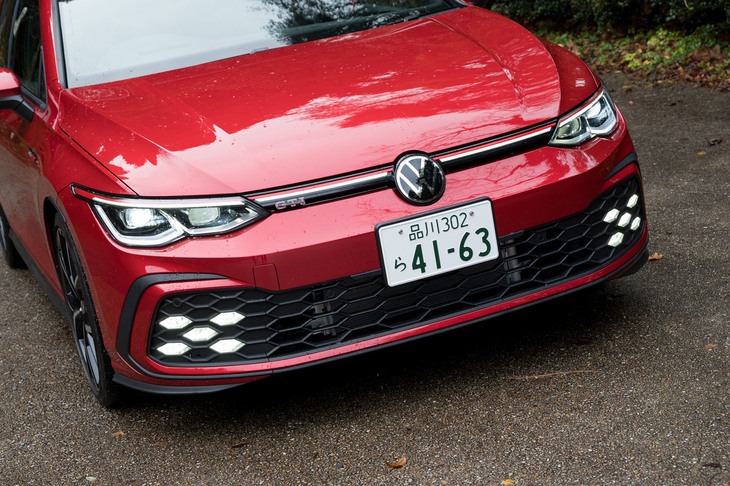 外装では、専用の空力パーツや各部の赤いアクセント、ハニカム模様のラジエーターグリルなどが「GTI」の特徴。新型では片側5灯のLEDフォグランプも目を引くポイントだ。