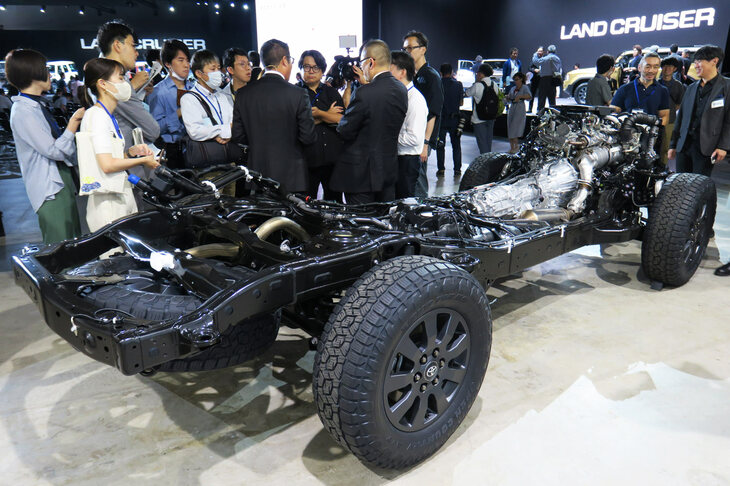 鋼材をはしご型に組み上げた屈強なフレームは、タフな本格クロカンの証しともいえる（写真は「ランドクルーザー“250”」のもの）。