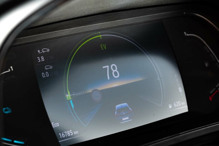 エコ運転で重視したEVモードのインジケーターはスピードメーターの上。長く運転するにつれて表示させるコツが分かってきた。