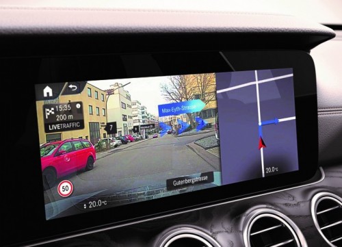 カーナビゲーションシステムにはAR (拡張現実) の技術を活用。車両前方の実際の景色が、ナビ画面の一部に映し出される。