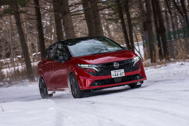 続いては「ノート オーラ」に試乗。こちらはe-POWERの4WDだが、モーターとブレーキをそれぞれのコンピューターで制御するため、「e-4ORCE」とは呼ばれない。