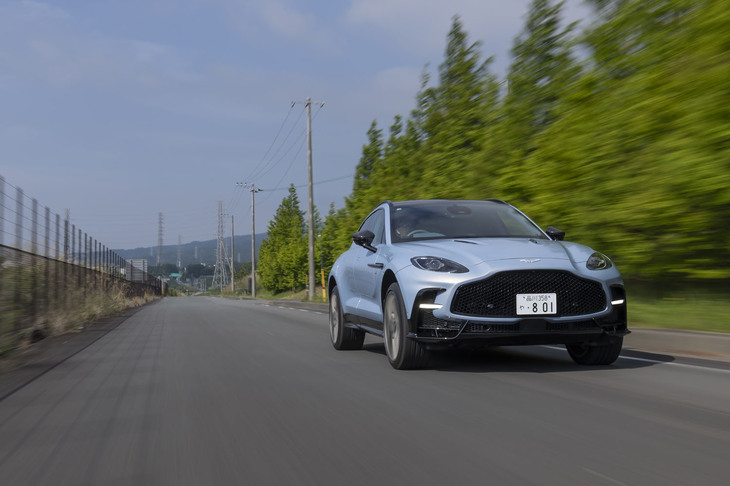 諸元表にみる動力性能については、0-100km/h加速が3.3秒、最高速が310km/hという値は「DBX 707」と同じだが、0-200km/h加速は11.4秒と、0.3秒短縮。100-250km/h加速も1秒速くなっているという。