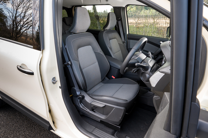 前席のつくりも変わらない。ファブリックと合皮によるシートは長時間ドライブでも疲れにくい優れものだ。