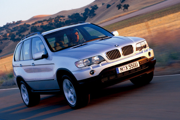 「BMW X5」
	BMWが初めて製造したクロスオーバーSUVで、2000年にデビュー。その後「X3」「X6」「X1」「X4」が発売され、BMWのSUVラインナップが広がった。X5は現在3代目となったが、映画に登場するのは初代モデル。