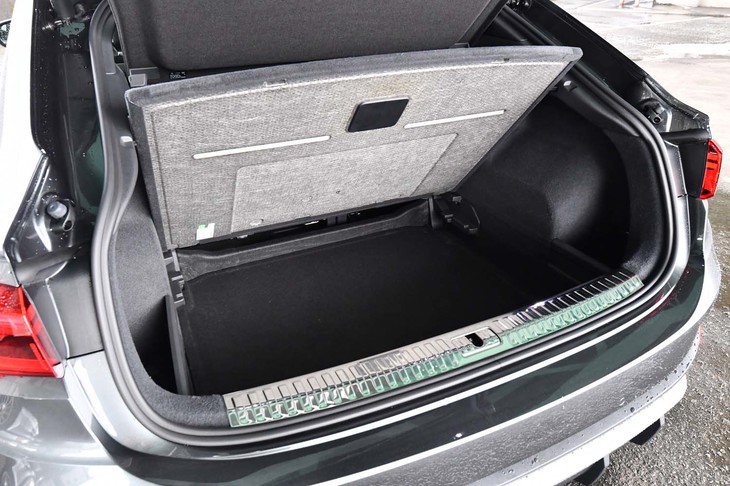 荷室のフロア下には、浅めながら予備の収納スペースが確保されている。