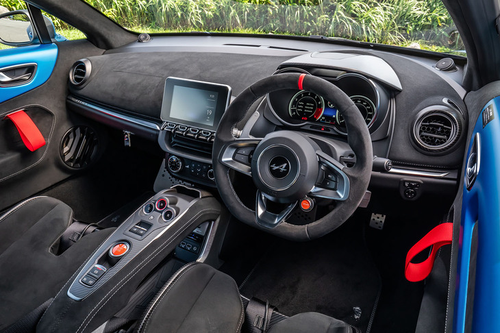 インテリアの基本デザインは他の「A110」と共通となるが、ダッシュボードやドアトリム、センターコンソールサイドまでがマイクロファイバーで覆われ、特別感を演出。軽量化のためにルームミラーをなくし、ドアグリップの代わりに赤いストラップが採用されている。