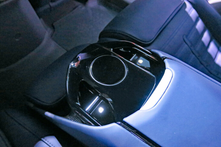 フェラーリ・プロサングエ（リアセンターコンソール）