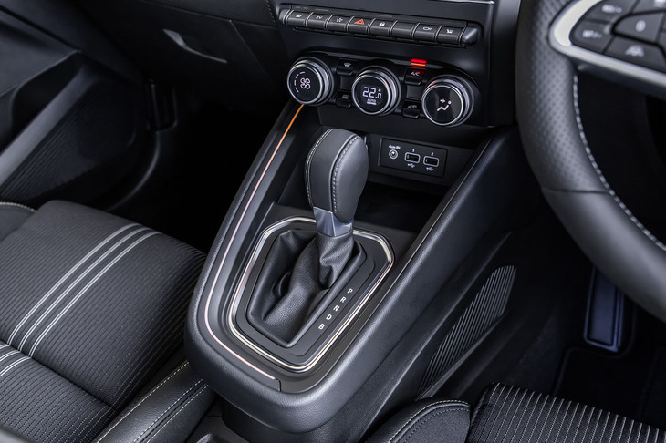 オーソドックスなレバー式のシフトセレクターや、液晶画面と操作ダイヤルを組み合わせたエアコンのコントローラー、鍵盤タイプのスイッチなどは「ルーテシアE-TECHフルハイブリッド」と同一。シフトセレクターのベースパネルにあった「E-TECH」のロゴは省略されている。