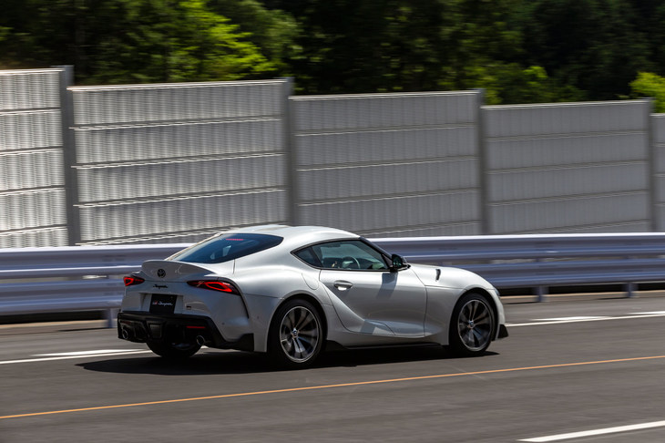 急峻な下り坂を駆け下りる、258psの2リッター直4ターボエンジンを搭載した中間グレード「SZ-R」。現在、スープラには「RZ」「SZ-R」「SZ」の全3グレードが用意されている。