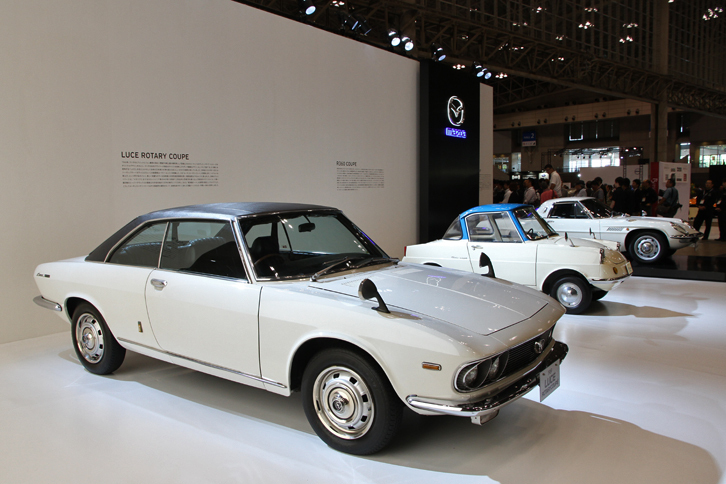 「デザインのヘリテージ」をテーマに掲げたマツダは、同社デザインの過去から現在、そして未来までを年代ごとにゾーニング。国内初披露となる「MX-5 RF」を含め、メーカーとしては最多の7台を展示した。これは「1960年 デザイン創成期」の展示で、手前から69年「ルーチェ ロータリークーペ」、60年「R360クーペ」、そして67年「コスモスポーツ」。